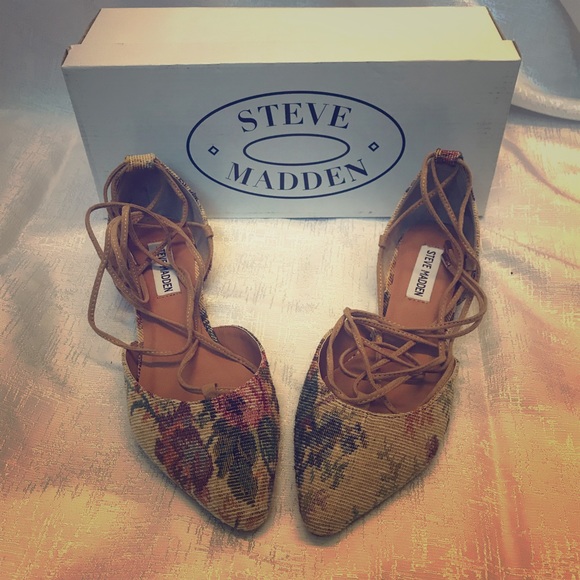 Steve Madden Shoes - Make an offer Steve Madden flat floral  SZ 8